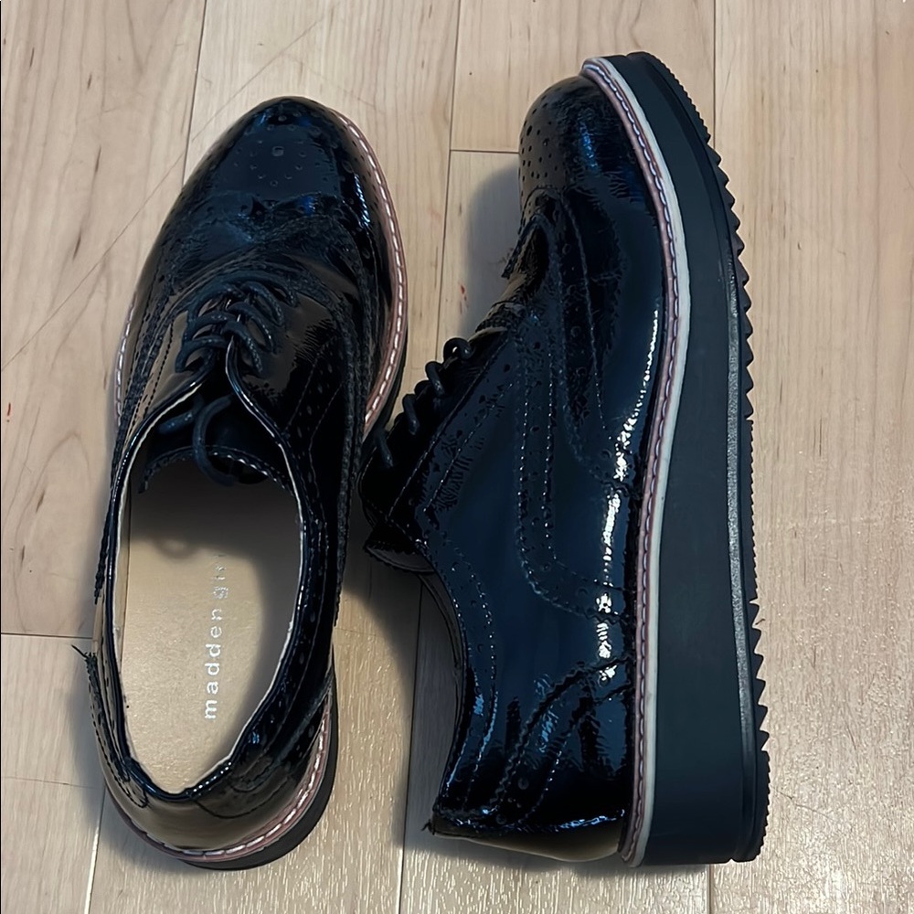 Madden Girl Black Oxfords with Classic Brogue Design - Picture 7 of 9